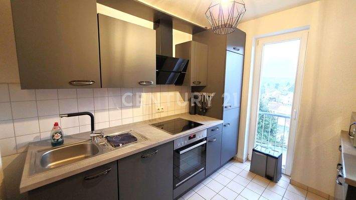 Schicke Küche mit neuwertiger Einbauküche