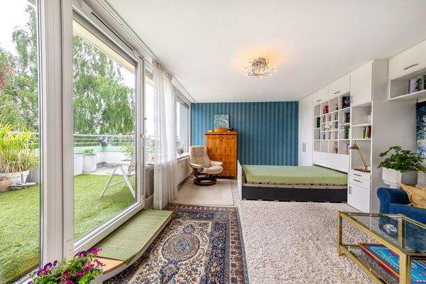 Wohn- und Schlafraum mit Schrankwandanlage und elektrischem Bettsystem