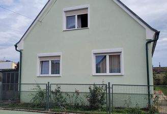 01_Aussenansicht_Haus1.jpg – Außenansicht mit Vorg