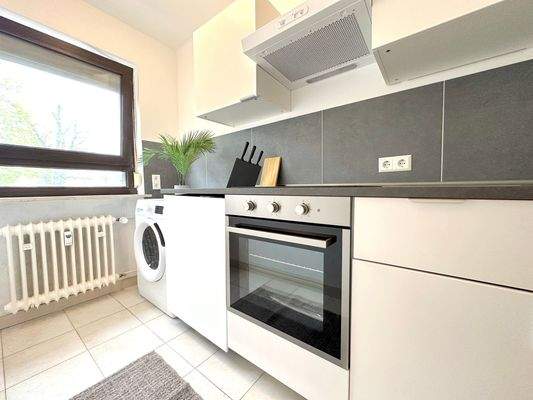 Moderne Küche mit Geräten