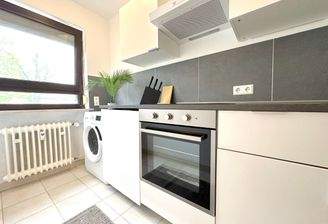 Moderne Küche mit Geräten