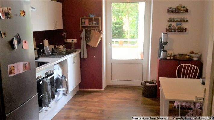 Küche mit Zugang zum Balkon