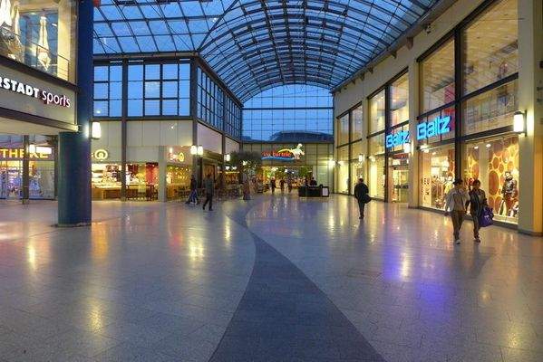 mit ca. 160 Geschäften