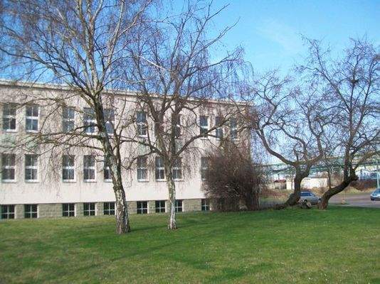 Straßenansicht rechter Teil mit Einfahrt