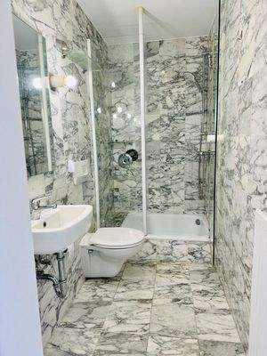 Badezimmer mit Dusche