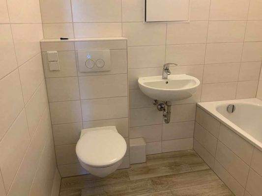 Bad mit Wanne (Beispiel)