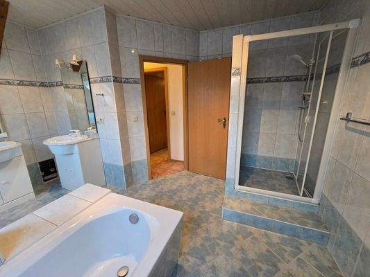 Wohnung 4 Bad mit Dusche...