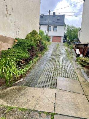 Einfahrt zum Grundstück/Garage