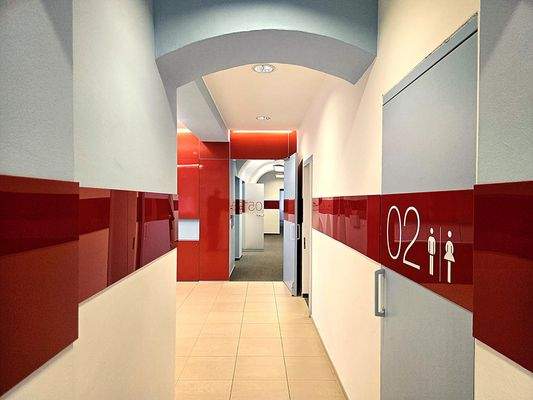 Damen und Herren-Toilette - Nähe Eingangsbereich