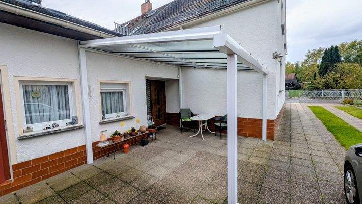 überdachter Eingangsbereich zum Wohnhaus