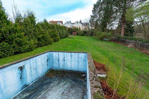 Sanierungsbedürftiger Pool