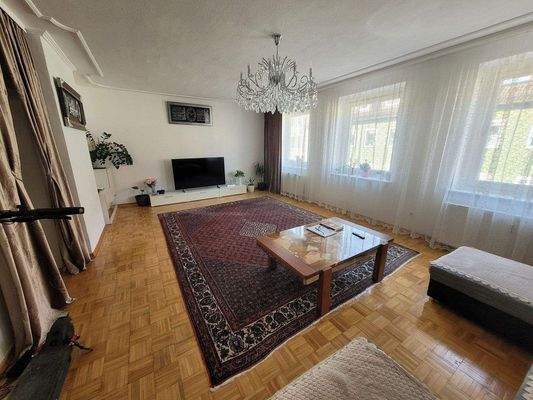 schönes großes Wohnzimmer