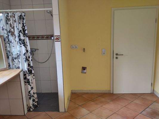 Waschküche mit ebenerdiger Dusche