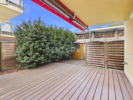 Große Terrasse mit Markise