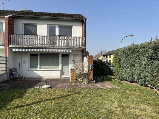 Rückseite mit Terrasse und Balkon