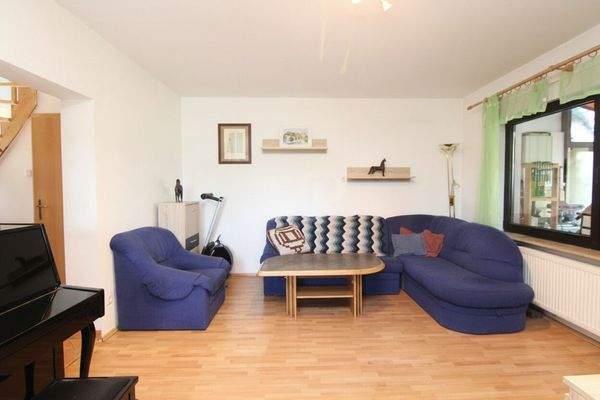 Wohnzimmer mit Zugang zur Terrasse / Garten