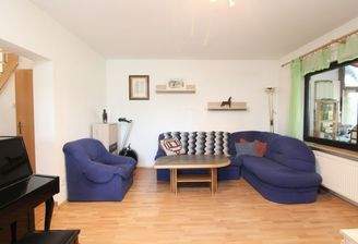 Wohnzimmer mit Zugang zur Terrasse / Garten