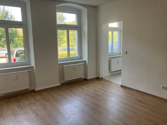 Wohnzimmer Blick zur Küche.jpg