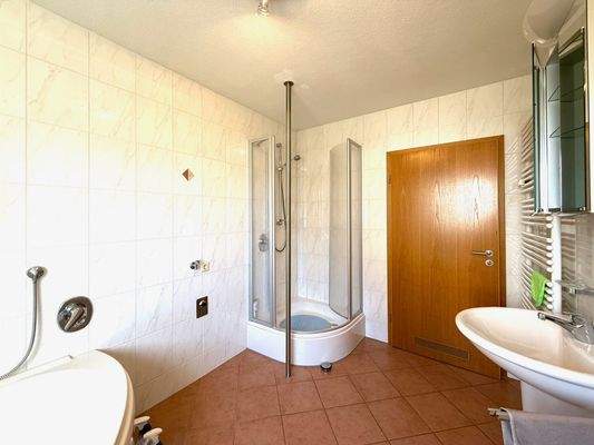 Badezimmer mit Dusche EG