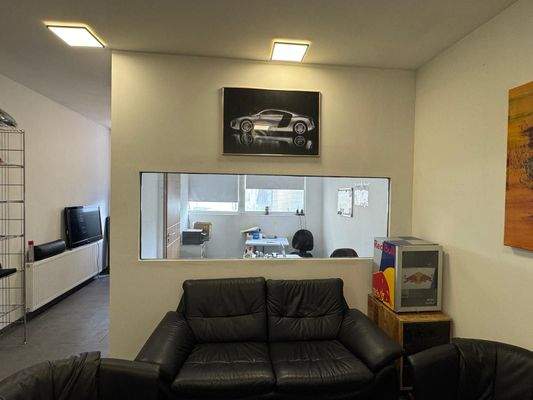 Empfangsbereich mit Büro im Hintergrund