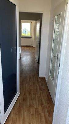 Flur mit Blick in Wohn-/Schlafbereich