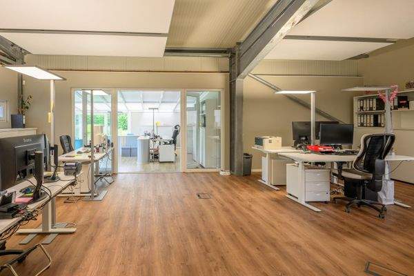 Büroräume mit Arbeitsplätzen