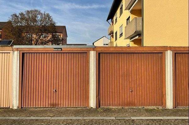 Garage mit Zugang zum Garten