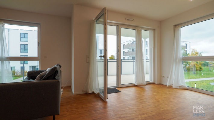 Wohnbereich mit Zugang zum Balkon