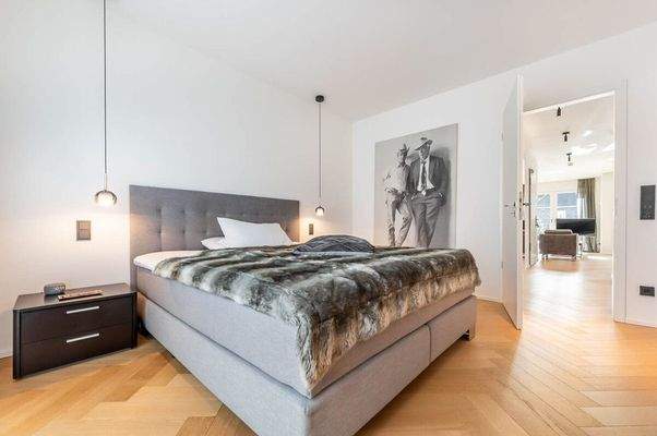 Schlafzimmer mit Blick in den Flur