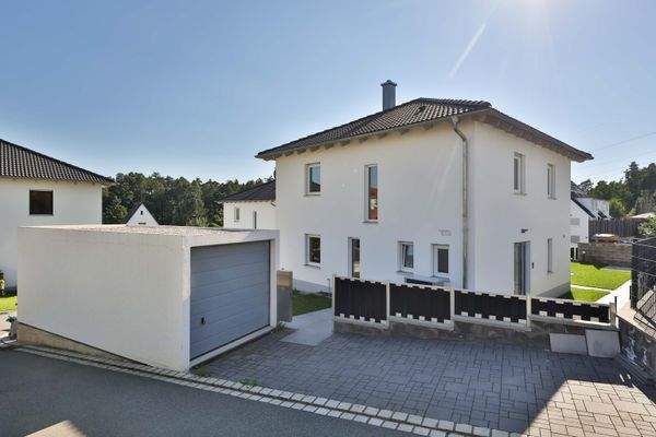 Hausansicht mit Garage