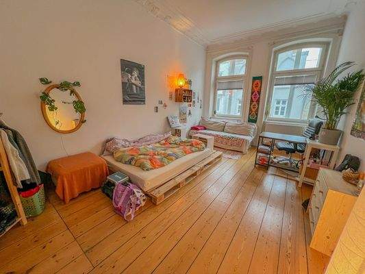 Schlafzimmer mit hohen Decken.