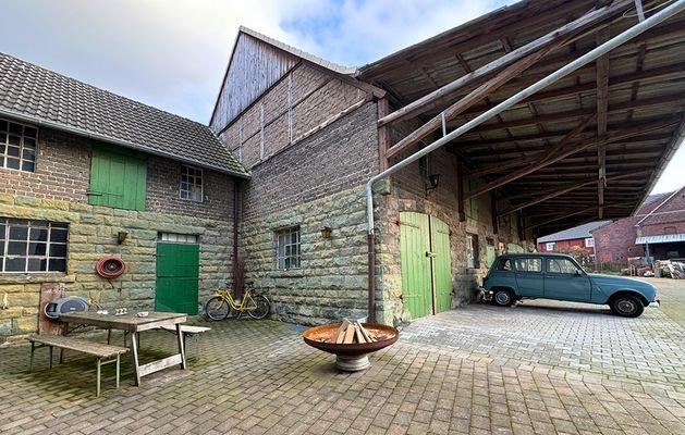 Innenhof zwischen Wohnhaus und Scheune