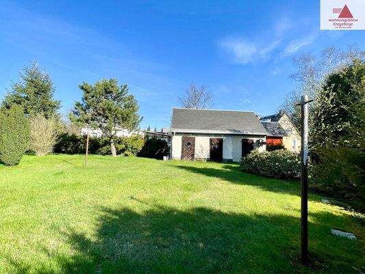 Grundstück mit Nebengebäude