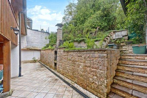 Terrassenbeete + Freisitzbereich Rückseite 