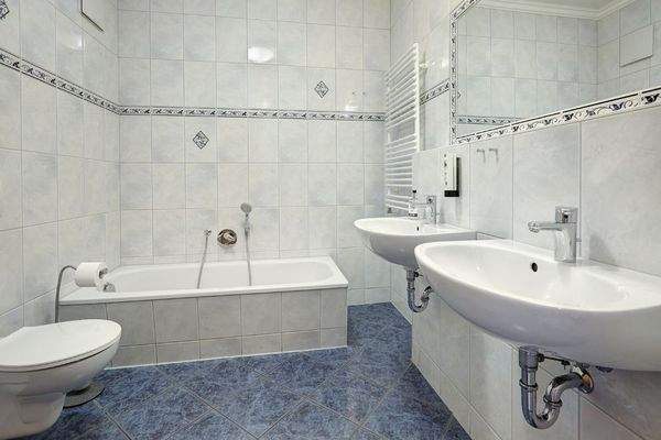 Vollbad mit Badewanne und Dusche