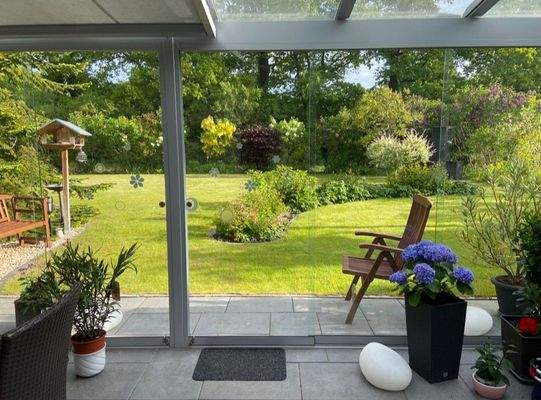 Unverbauter Blick vom Wintergarten in den Garten