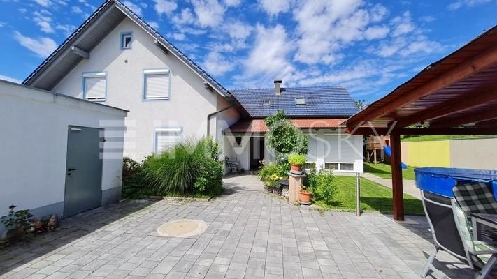 Große Terrassenfläche überdacht und im freien!!