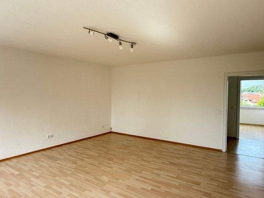 Wohnzimmer mit Zugang zum Balkon (hinten)