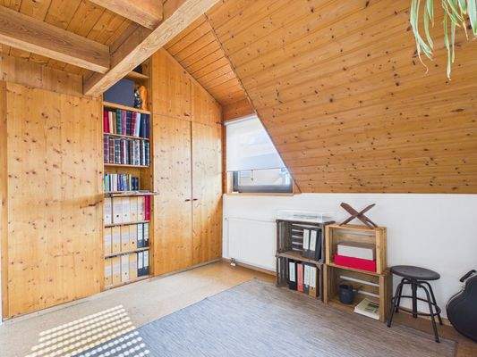 2. OG - Kinderzimmer 1 mit Einbauschrank.