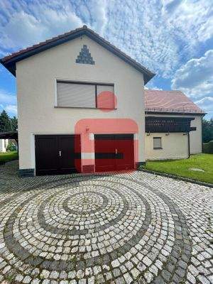 Außenansicht mit Zufahrt