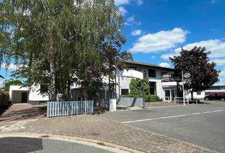 große Gewerbeeinheit mit repräsentativem Wohnhaus.