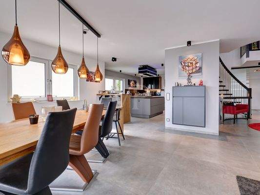 Blick vom Essbereich in die Diele und in die Küche