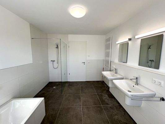 Mit Badewanne und Dusche