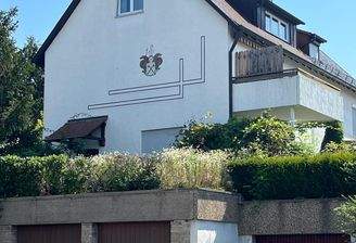 Haus mit 2 großen Garagen.jpg