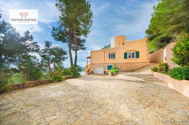 seitliche Ansicht mit Garage