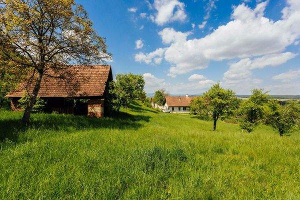 Nebengäude mit Hauptgebäude