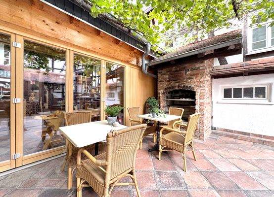 Romantischer Innenhof mit Außenkamin