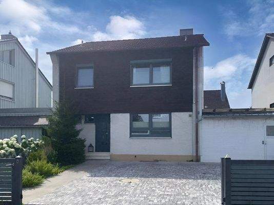 straßenseitige Ansicht und Stellplätze