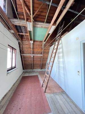 Aufstieg in Dachboden