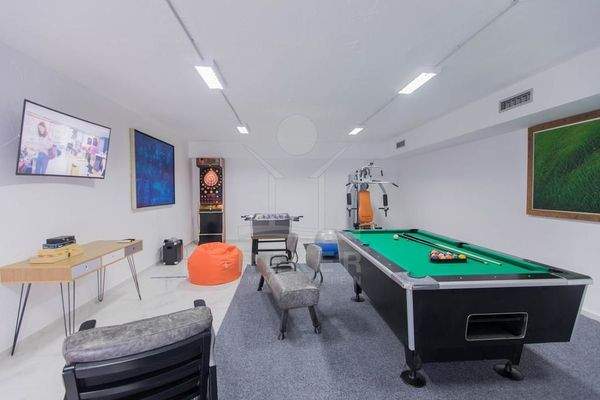 Freudige Gesellschaft voller Harmonie und Spaß